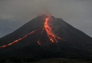 Gunung Merapi Luncurkan 18 Kali Guguran Lava Pijar hingga 1,5 Km