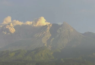 Gunung Merapi Luncurkan Awan Panas Sejauh 3.000 Meter
