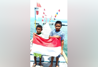 Jelang HUT Ke-76 RI, Anak-anak Papua Ramai-ramai Kibarkan Merah Putih