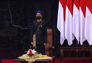 Jokowi Kenakan Pakaian Adat Suku Badui, Lengkap dengan Alas Kakinya