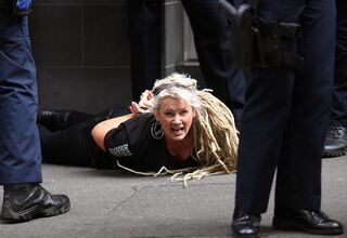 Protes Lockdown, Ribuan Warga Australia Bentrok Dengan Polisi