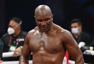 Kalah TKO, Holyfield Masih Ingin Hadapi Mike Tyson