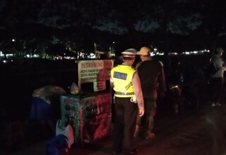 Polisi Bubarkan Kerumunan Pedagang di Kanal Banjir Timur