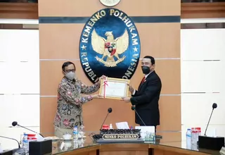 Selesaikan Batas Negara RI-Malaysia, Hadi Prabowo Terima Penghargaan