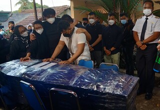 Isak Tangis Sambut Kedatangan Jenazah Pilot Rimbun Air di Bogor