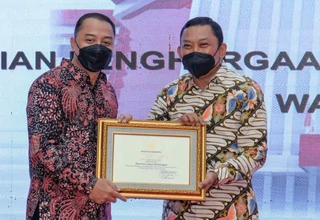 OJK dan SRO Dapat Penghargaan dari Pemkot Surabaya