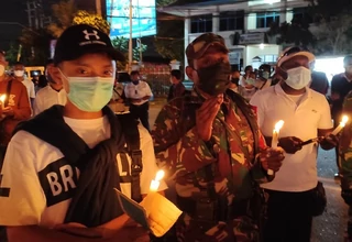 Prihatin Tragedi Kiwirok, Ratusan Nakes Gelar Aksi Bakar Lilin di Jayapura