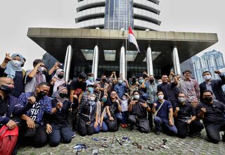 Datangi Setneg, Mantan Pegawai KPK Serahkan Petisi untuk Jokowi
