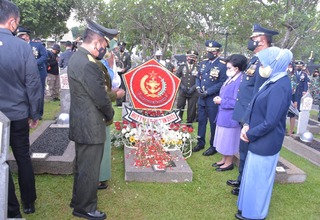 Peringati HUT Ke-76 TNI, Panglima TNI Laksanakan Ziarah Nasional dan Tabur Bunga di TMPNU Kalibata