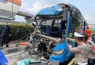 Tabrakan Bus Transjakarta Terekam Jelas di CCTV