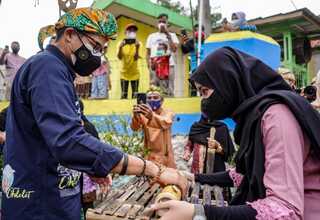 Mak-mak UMKM Desa Cikolelet di Banten Curhat Kekurangan Modal ke Menteri Sandiaga