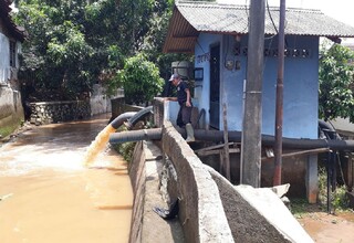 Pompa Dikerahkan Sedot Banjir yang Rendam Perumahan Bumi Nasio Indah Bekasi