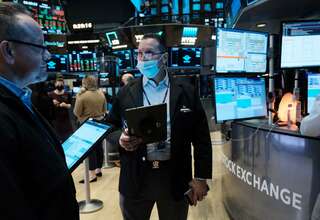 Wall Street Melemah, S&P 500 Anjlok ke Level Terendah 2022