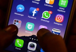 Rusia Larang Facebook dan Instagram