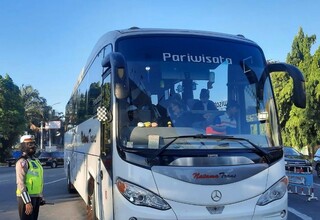Polrestro Bekasi Putar Balik Bus Rombongan Reuni 212 