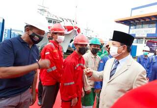 Prabowo Subianto Sapa Pekerja Galangan Kapal