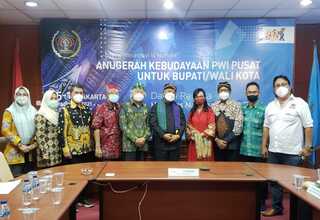 Wali Kota Bekasi Raih Anugerah Kebudayaan PWI Pusat