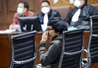 Sidang Azis Syamsuddin, Hakim Peringatkan Aliza Gunado