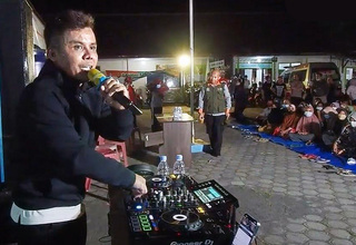 Tak Hanya Berbagi, DJ Firman Juga Hibur Pengungsi di Lereng Semeru