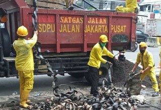 Puluhan Kilogram Sampah Kulit Kabel Ditemukan di Gorong-gorong Jakarta Pusat