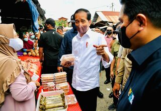 Sambangi Pasar Muara Enim, Erick Thohir Dampingi Jokowi Berikan Bantuan Modal