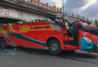 Polisi Buru Sopir Bus Tabrak Fly Over Padang Panjang 