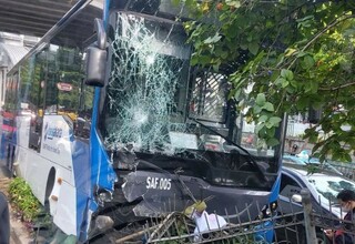 Transjakarta Kecelakaan di Halte Raden Inten