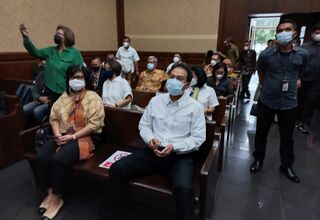 Tiba di Gedung Pengadilan Tipikor, Azis Syamsuddin Sapa Pengunjung