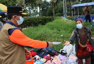 Turun ke Jalan Bagikan Masker, Kepala BNPB Ingatkan Warga Cimahi Taati Prokes