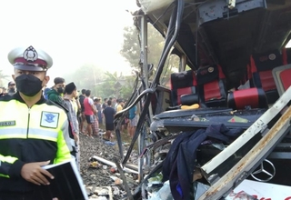 Bus Pariwisata Tertabrak Kereta Api di Tulungagung, 4 Tewas