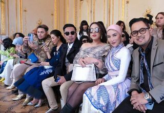 Selebritas Indonesia Perkenalkan Batik di Paris Fashion Week
