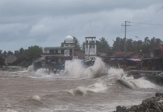 Waspada Gelombang Tinggi 4 Meter Hari Ini dan Besok di Perairan Barat Lampung