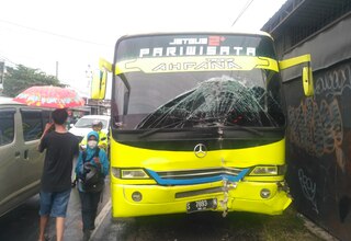 Bus Pariwisata Rombongan PWRI Tabrak 3 Mobil dan Tembok Warung di Malang