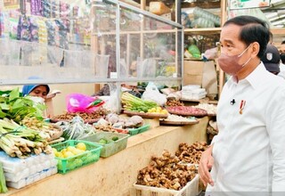 Turun ke Pasar Tradisional, Jokowi Cek Harga Bahan Pokok Jelang Ramadan