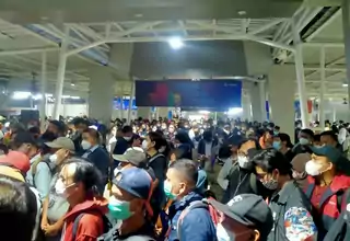 Hari Pertama Kerja Ramadan, Penumpang KRL di Stasiun Bogor Membeludak