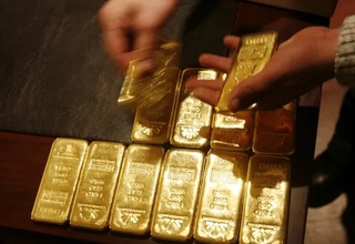 Harga Emas Naik karena Penurunan Dolar, Perak Melompat 7%