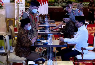 Jokowi, Menteri, dan Pimpinan Lembaga Bayar Zakat Melalui Baznas