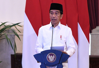 Presiden Jokowi Pastikan THR dan Gaji ke-13 PNS Cair