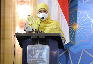 Khofifah Bawa Jatim Borong Tiga Penghargaan Anugerah Adinata Syariah 2022