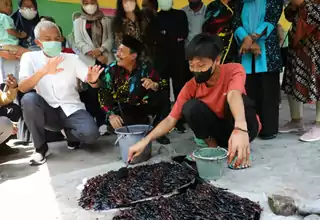 Ganjar Bersama Penyandang Disabilitas Buat Batik Ciprat di Sambung Roso