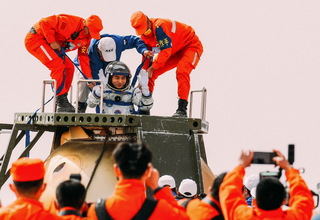 Setelah 6 Bulan, Astronaut Tiongkok Kembali ke Bumi