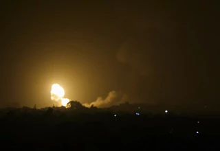 Roket Palestina Dibalas Serangan Udara Israel di Gaza