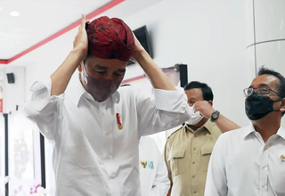 Saat Jokowi dan Prabowo Kompak Beli Blangkon Madura