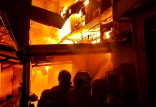 Kebakaran Gedung Lantai 4 di Delhi Tewaskan 26 Orang