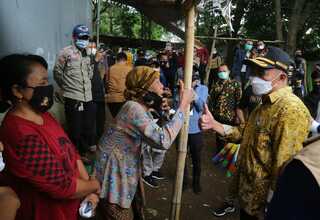 Menko PKM Kunjungi Kampung Bongol di Bogor, Ada Warga Belum Dapat Bansos