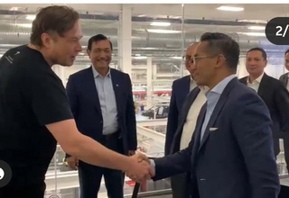 Luhut dan Anindya Temui Musk di Pabrik Tesla Ajak Investasi