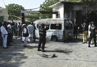Aksi Bom Bunuh Diri Wanita Serang Minibus di Karachi, 4 Tewas