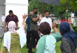 Jokowi Bagi Sembako di Yogyakarta, Warga: Alhamdulilah