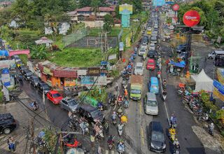 Akhir Pekan, Jalur Puncak Bogor Macet oleh Wisatawan