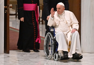 Didera Sakit Lutut, Paus Fransiskus Gunakan Kursi Roda